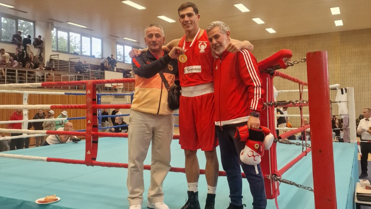 Foto von Izzet Mafratoglu, Emilia Alvarez Marco und Senti Özdemir bei der Siegerehrung der Berliner Box-Meisterschaften Elite 2024