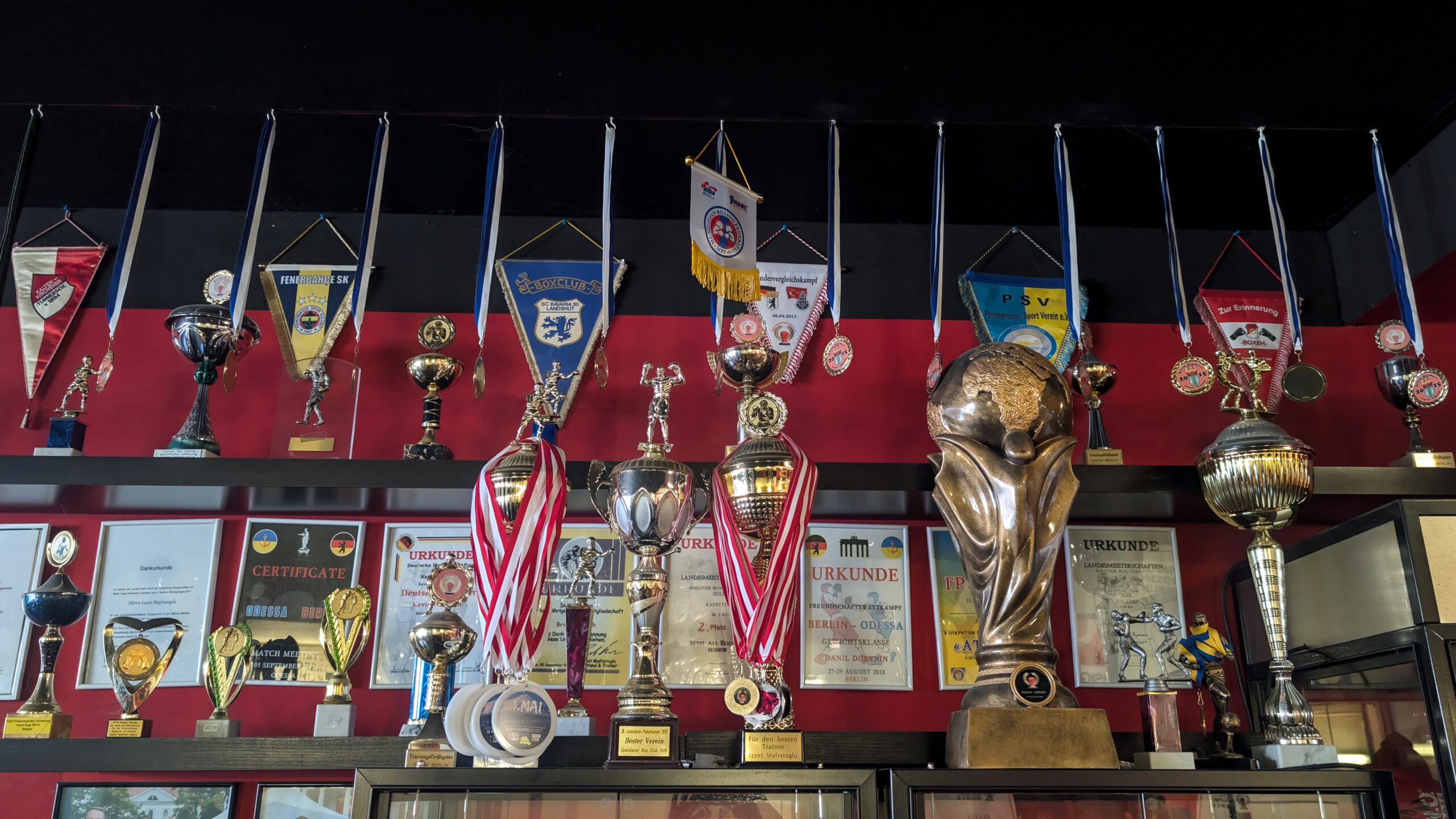 Foto der Pokale und Auszeichnungen von Isigym Boxsport Berlin e.V.