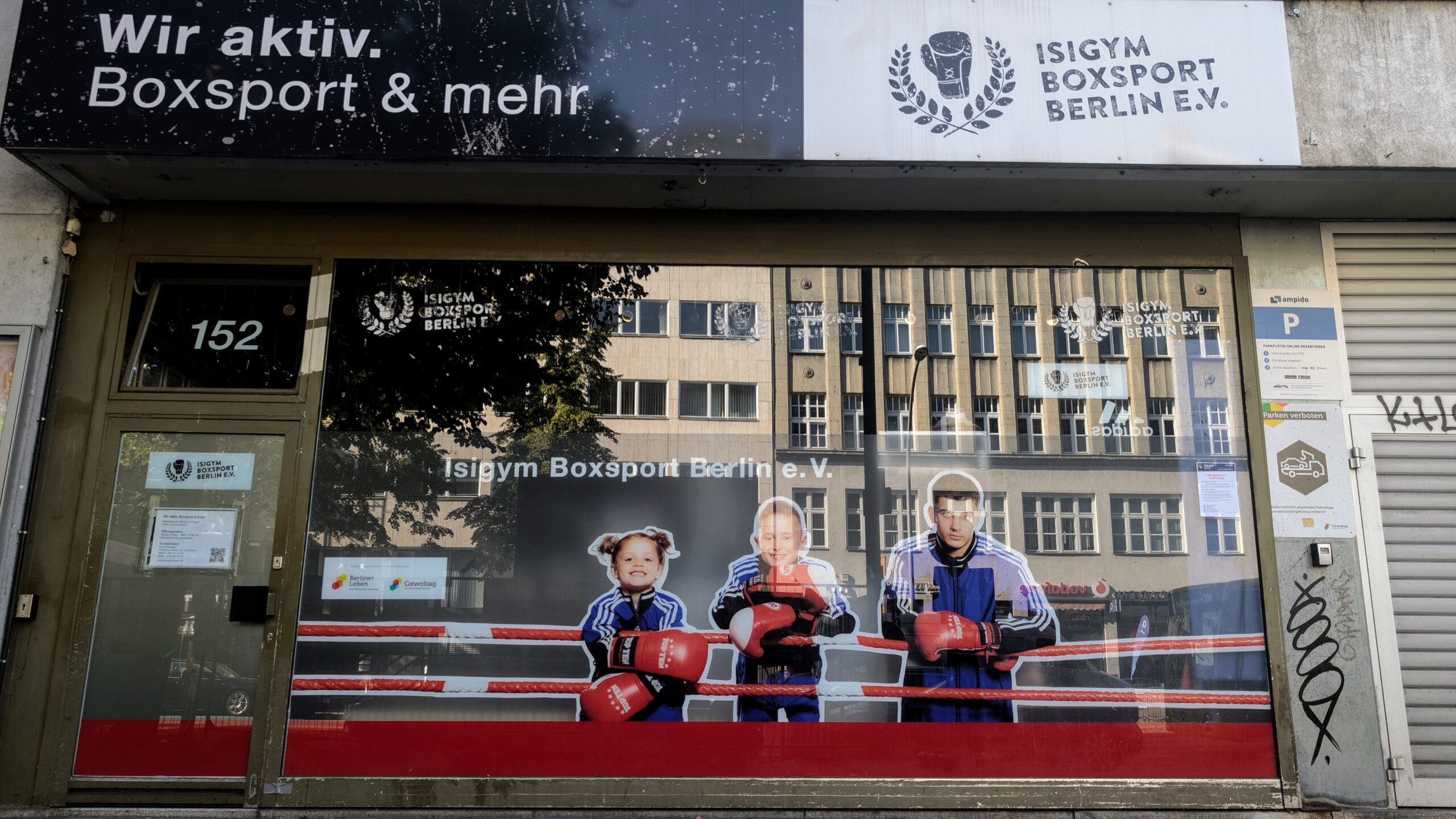 Foto der Fassadenseite der Isigym